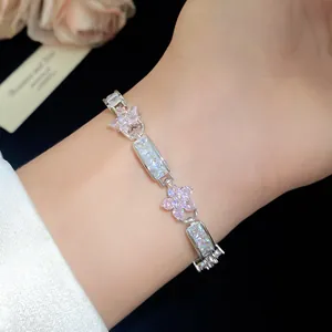 Vue détaillée d'un élégant bracelet fleur en zircon rose et clair au poignet