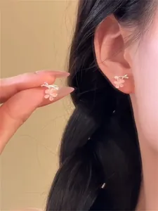 Gros plan de boucles d'oreilles fleur de cerisier en pierre d'oeil de chat rose avec perles