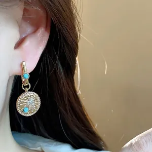 Élégantes boucles d'oreilles vintage dorées 18 carats avec turquoise et zircons