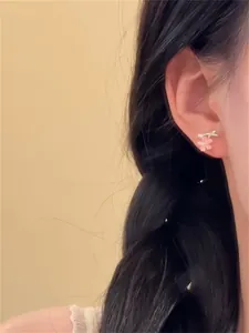 Magnifique boucle d'oreille fleur en œil de chat rose vue de détail sur le mannequin