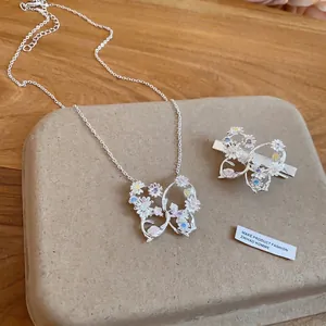 Elegante set collana e fermaglio per capelli a farfalla con zirconi per le donne