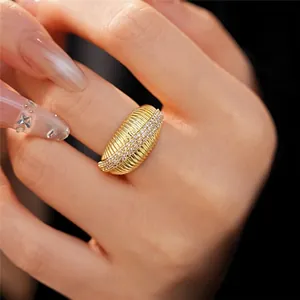 Elegante anello aperto placcato oro 14k testurizzato con pavé di zirconi