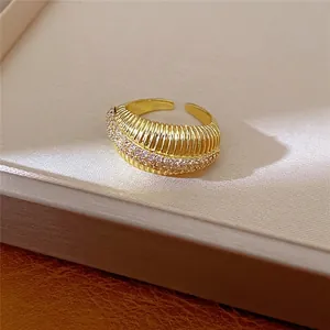 Anello aperto strutturato placcato in oro 14k con accenti di zirconi cubici brillanti