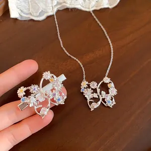 Elegante set di collana e fermaglio per capelli con farfalla e fiori di zircone.