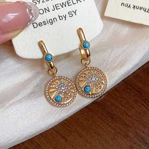 Vue détaillée de boucles d'oreilles vintage plaquées or 18 carats avec pierres bleues