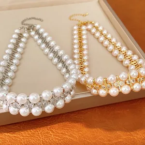 Nahaufnahme einer eleganten zweireihigen Perlenkette mit 18 Karat Gold und Zirkonia