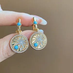 Vue détaillée de boucles d'oreilles vintage plaquées or 18K avec turquoise et oxydes