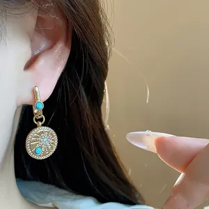 Vue détaillée de boucles d'oreilles vintage plaquées or 18 carats avec zircon et turquoise