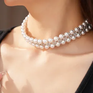 Nahaufnahme einer eleganten zweireihigen Perlenkette mit funkelnden Zirkonia
