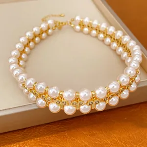 Nahaufnahme der zweireihigen 18 Karat vergoldeten Perlenkette mit glitzernden Zirkonia.