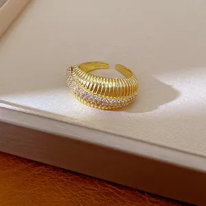 Vista macro dettagliata di anello strutturato placcato oro 14k con pavé di zirconi