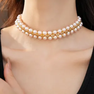 Nahaufnahme eines zweireihigen Perlen-Chokers mit 18 Karat vergoldeten Zirkon-Akzenten