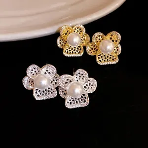 Elegantes pendientes de botón de flor calada con perla y circonitas en oro y plata