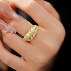 Anello aperto placcato oro 14k con finitura rigata e file di brillanti zirconi