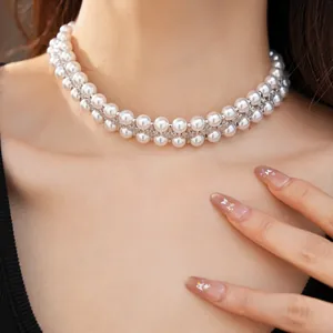 Nahaufnahme einer eleganten zweireihigen weißen Perlenkette mit Zirkonia-Akzenten