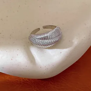 Vista dettagliata dell'anello aperto placcato oro 14 carats con zirconi intarsiati