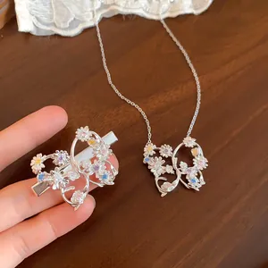 Dettaglio dell'elegante set di collana e fermaglio a farfalla con fiori di zircone