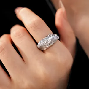 Dettaglio dell'anello placcato oro 14k con trama a righe e pietre di zircone lucide