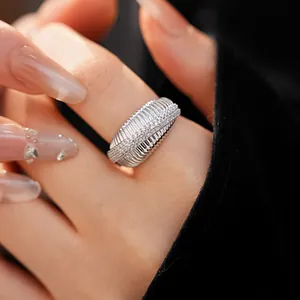 Primo piano di anello aperto testurizzato placcato oro 14k con dettagli in zirconi