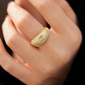 Primo piano dettagliato di un anello testurizzato placcato oro 14k con pietre di zircone