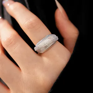 Dettaglio macro di anello d'argento con texture zircone e placcatura in oro 14k