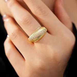 Primo piano della bague in zircone placcato oro 14k con elegante texture a coste.