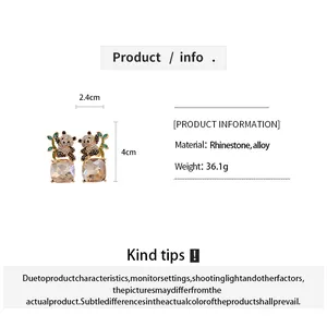 Detaillierte Produktdetails für luxuriöse Panda-Ohrstecker mit Strasssteinen.