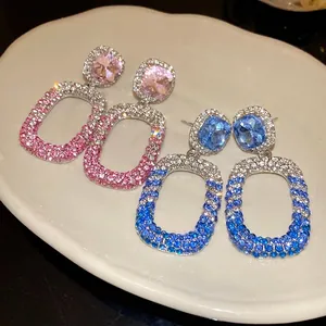 Eleganti orecchini pendenti quadrati placcati in argento con strass rosa e blu scintillanti