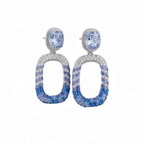 Eleganti orecchini argentati con cristalli blu sfumati in un design rettangolare vuoto