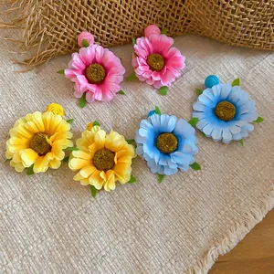 Detailweergave van handgemaakte stoffen madeliefjes oorbellen in diverse kleuren.