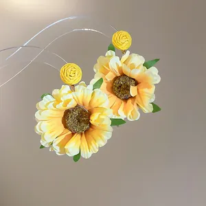 Detailopname van handgemaakte stoffen zonnebloemoorbellen met realistische textuur