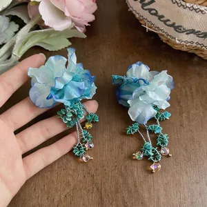 Orecchini a Goccia a Forma di Fiore in Tessuto Sfumato Blu Bianco Fatti a Mano Con Perno in Argento Sterling 925 per Donna