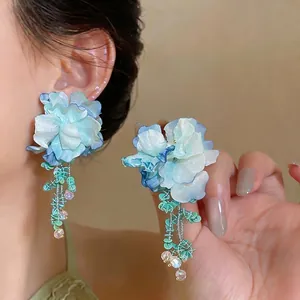 Eleganti orecchini a lobo con fiori di seta blu e lunghe frange per lo stile mare