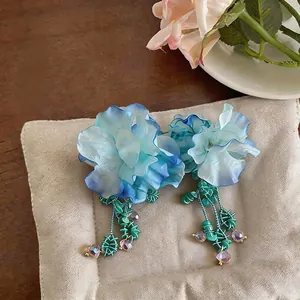 Orecchini pendenti a fiore blu e bianchi con nappe di perline, stile dolce da vacanza.