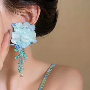 Eleganti orecchini pendenti con fiori in tessuto blu per uno stile vacanza al mare