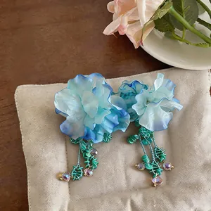 Orecchini a fiore in tessuto blu con nappe di perline verdi per un dolce look da mare