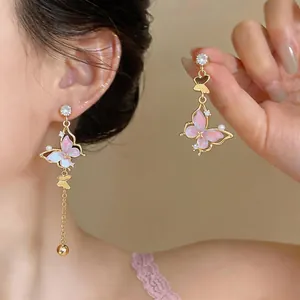 Élégantes boucles d'oreilles papillon asymétriques avec émail rose et perles pour femmes