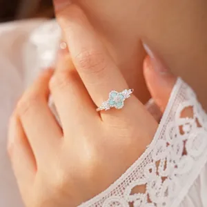Eleganter silberner Zirkonia-Vierklee-Ring mit minzgrüner Einlage, minimalistischer Stil
