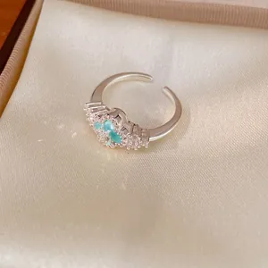 Eleganter silberner Kleeblatt-Ring mit hellblauen Zirkonia-Steinen in Schmuckbox