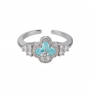 Exquisiter verstellbarer Kleeblatt-Ring mit hellblauen und klaren Zirkonia-Steinen