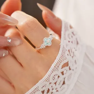 Zarter silberner Kleeblatt-Ring mit blauem Inlay und Zirkonia-Steinen in der Detailansicht