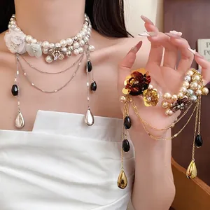 Collier ras du cou en perles de style palais vintage avec fleurs et gouttes