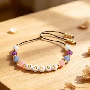 Vista dettagliata del braccialetto di perline fatto a mano con lettere DANCE e pietre naturali