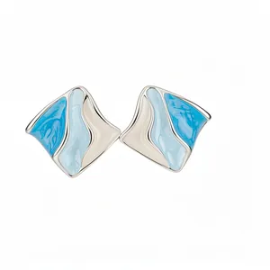 Orecchini a lobo geometrici in smalto ondulato blu e bianco con finitura argento