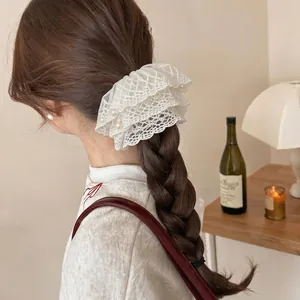 Eleganter weißer Spitzen-Haargummi mit Perlenakzenten im koreanischen Stil