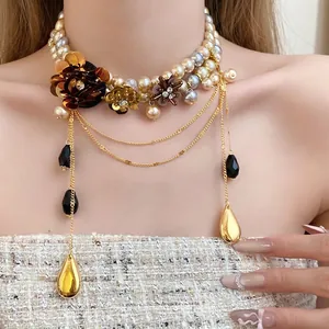 Collier de fleurs et perles de style palais vintage avec chaînes et pendentifs dorés
