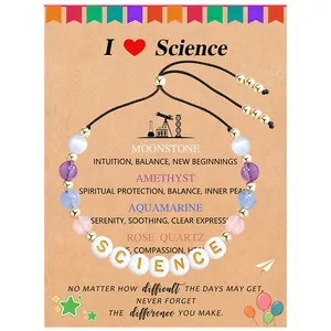 Dettaglio del bracciale in pietre naturali a tema scienza su una carta regalo decorativa