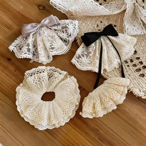 Detailansicht eleganter Spitzen-Haaraccessoires mit Perlen und feinen Satinschleifen
