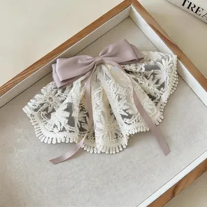 Detailansicht der eleganten lila Satin-Haarschleife mit aufwendigen cremefarbenen Spitzen.
