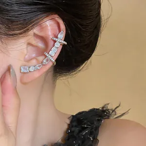 Élégant ear cuff en zircone argentée avec pierres carrées et en forme de goutte d'eau